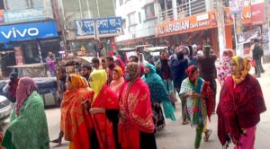 মাহমুদ ডেনিমস লিমিটেডে সাধারণ ছুটি ঘোষণায় ক্ষুব্ধ শ্রমিকদের সড়ক অবরোধ